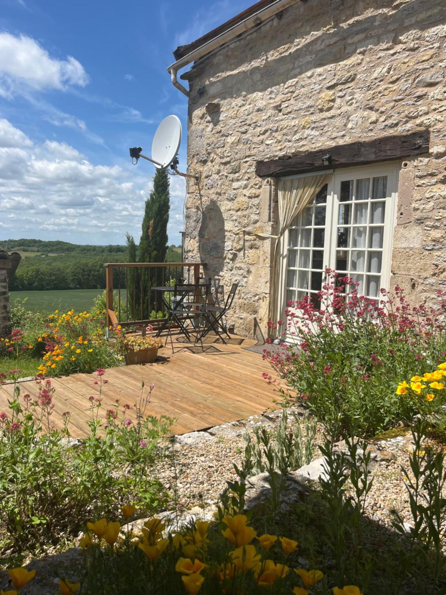 Les Gites Perard Caylus Exterior photo